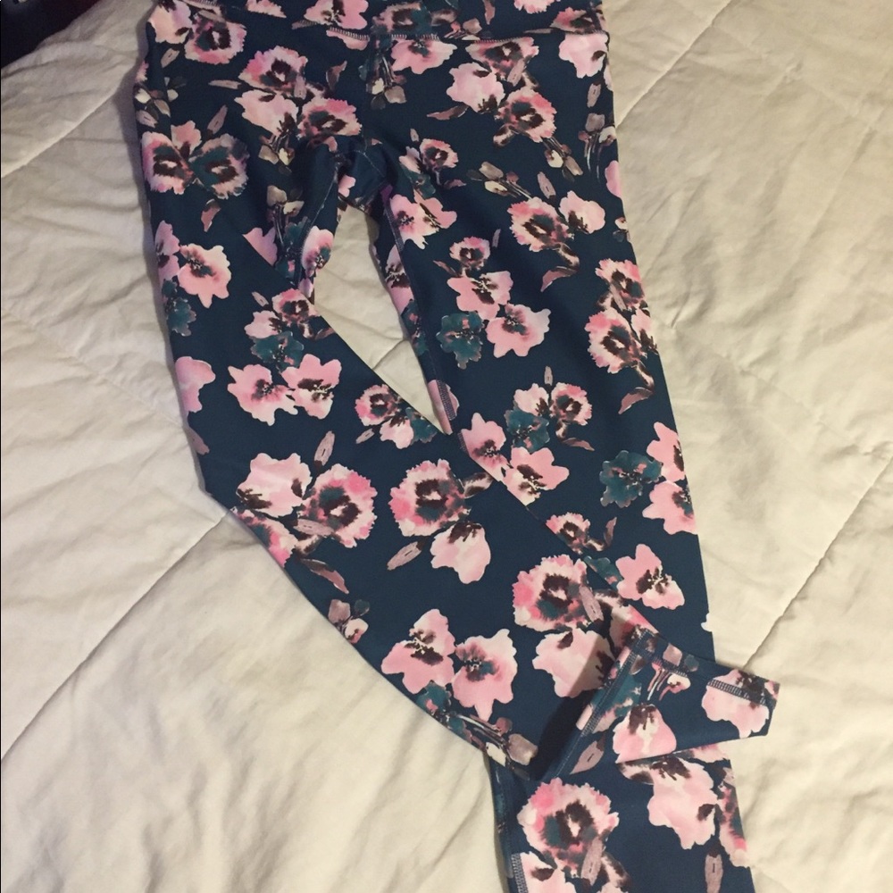 Fabletics NWT floral leggings. S small
